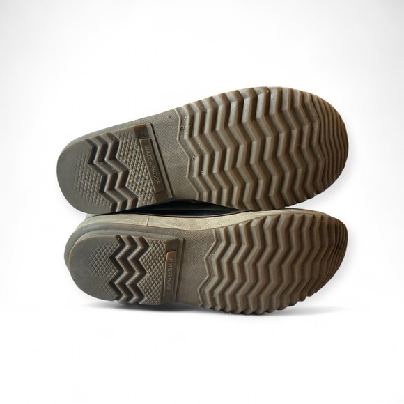 Sorel Charcoal and Black Winter Boots with Faux Fur - decorative button missing - Picture 2 of 7